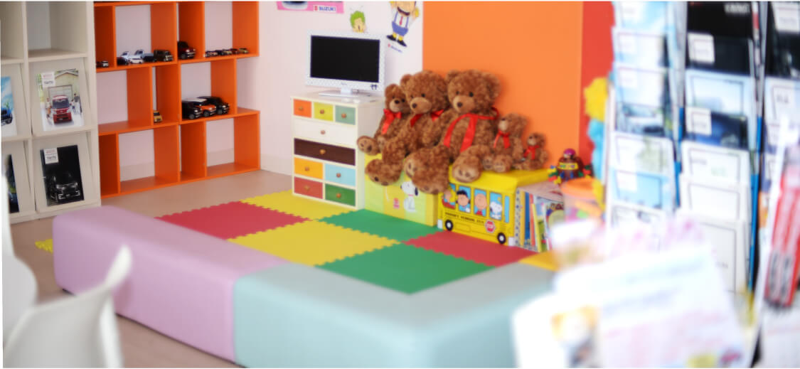 ウレタンの仕切りで囲まれたキッズルームの写真。床はウレタンクッションのパネルが張られていて、ぬいぐるみなどのおもちゃがあります。