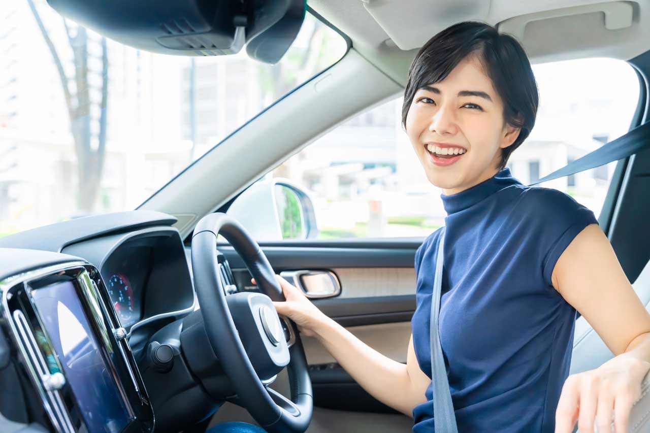 車を運転する女性